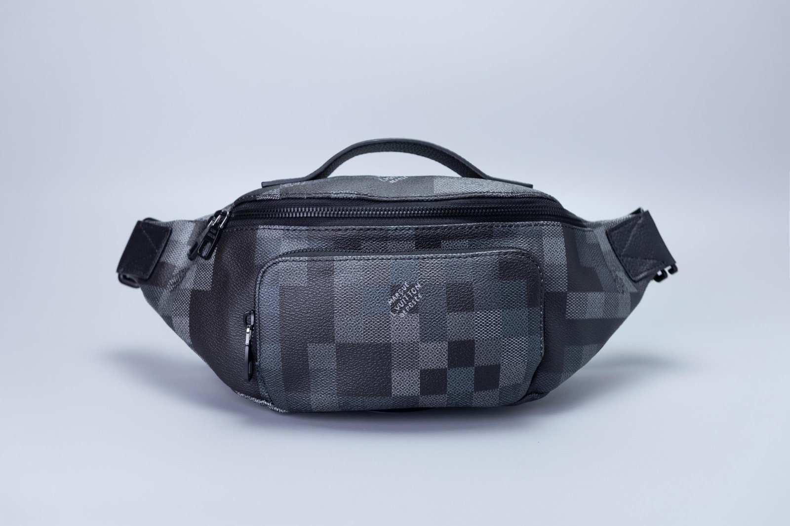 Bolsa preta compacta de cintura, com estampa geométrica