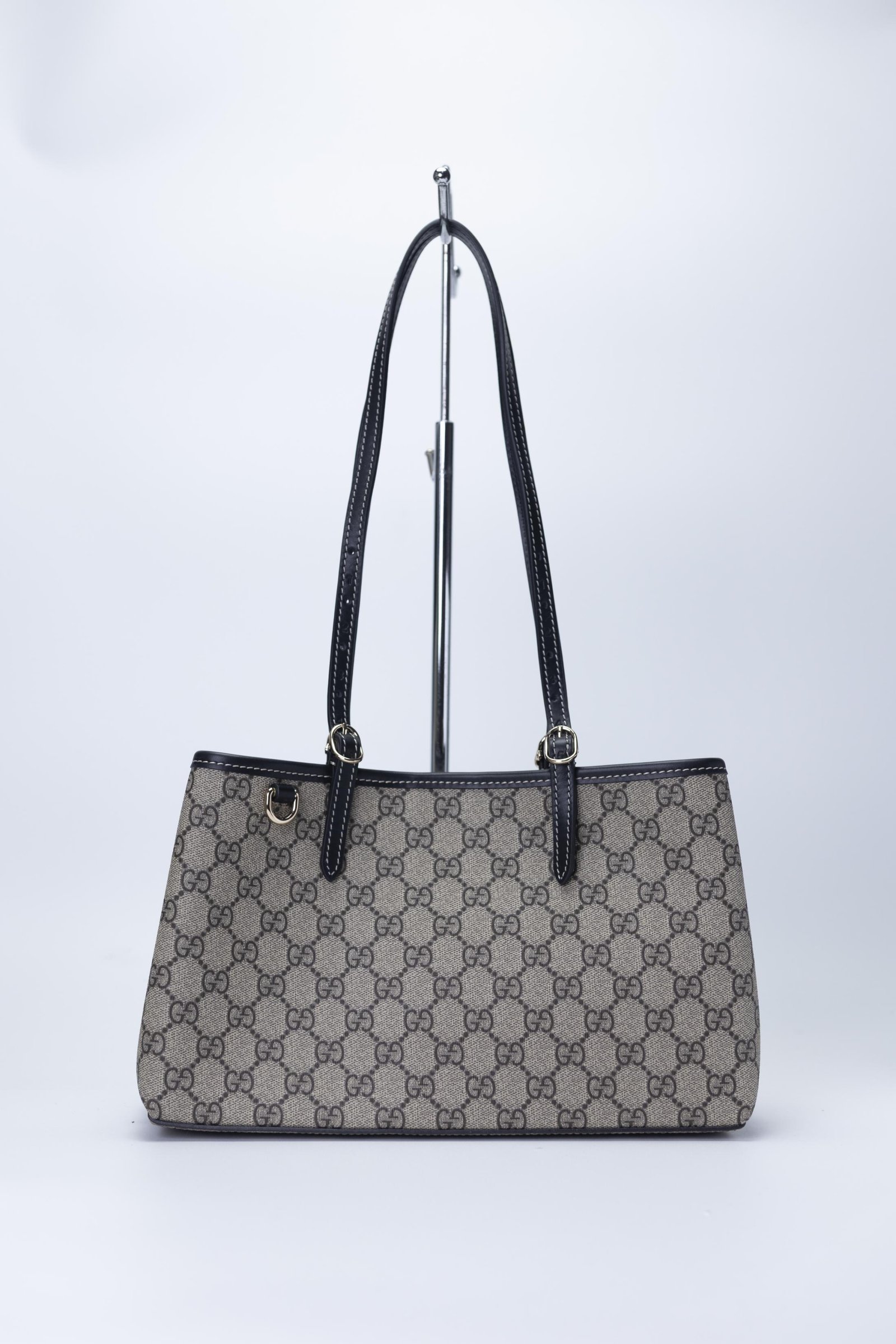 Bolsa tote cinza com estampa repetida e duas alças longas