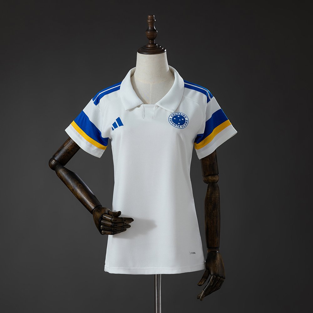 Camisa branca de futebol com detalhes azuis e amarelos nas mangas