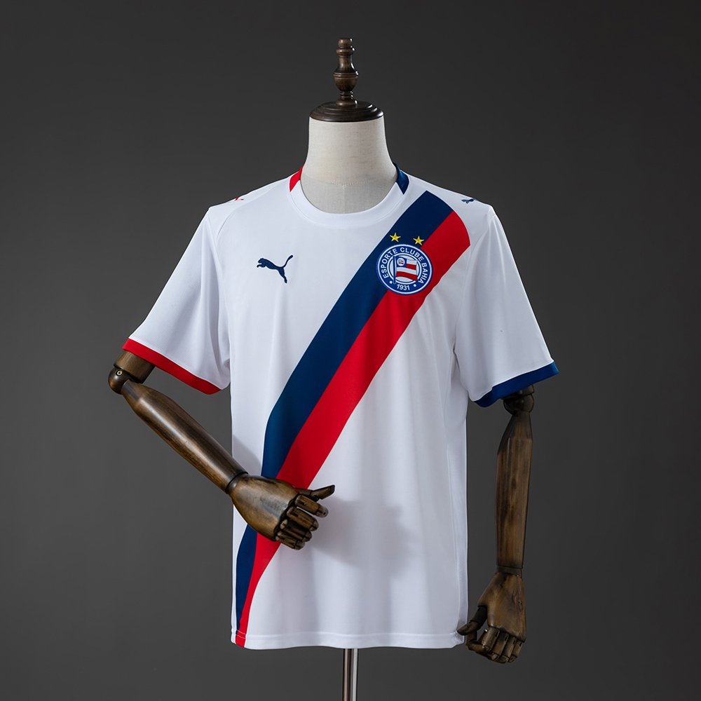 Camisa branca de futebol com faixas diagonais azuis e vermelhas