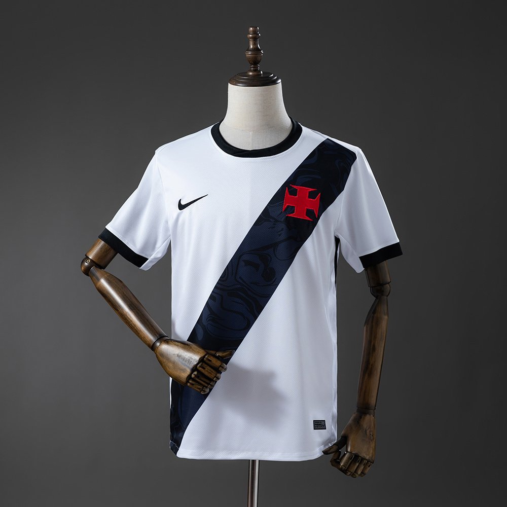 Camisa branca de futebol com faixa diagonal escura e detalhes vermelhos