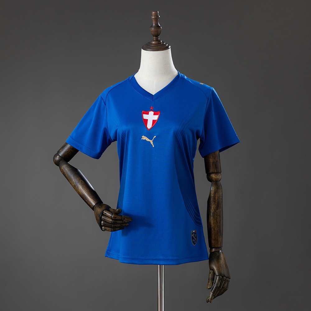 Camisa azul de futebol com faixa diagonal clara e detalhes vermelhos