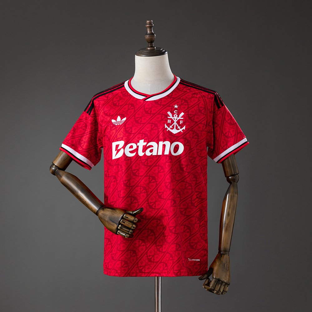 Camisa vermelha de futebol com gola e detalhes em branco