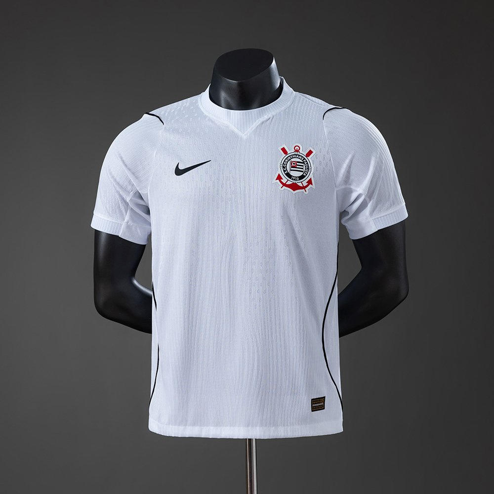 Camisa branca de futebol com detalhes escuros e vermelhos