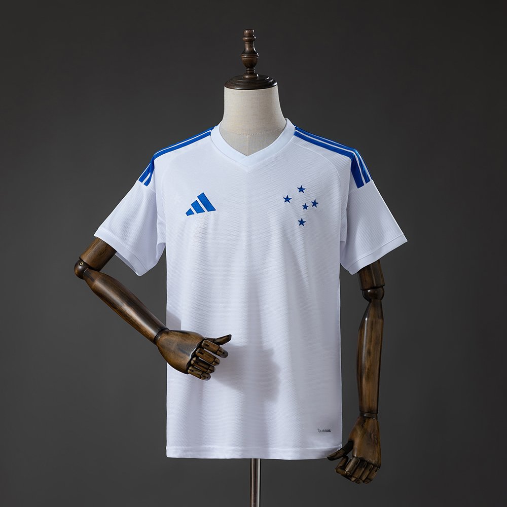 Camisa branca de futebol com detalhes azuis nas mangas e na gola
