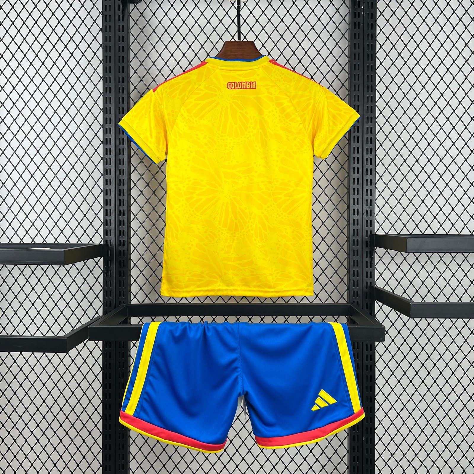 Conjunto esportivo com camisa amarela e shorts azuis
